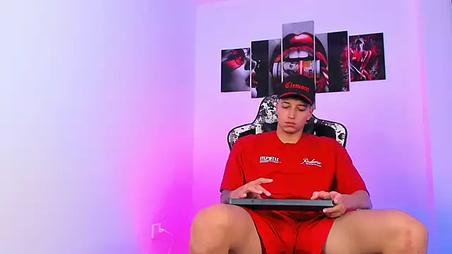 Snapshot of eithan_boy_ chatting on June 12, 11:41 am eithan boy online show from June 12, 11:41 am