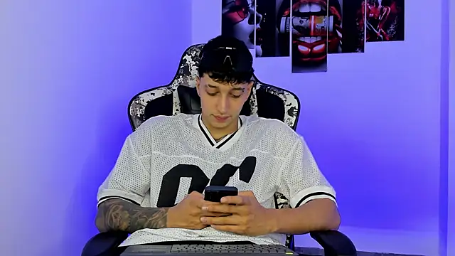 Snapshot of eithan_boy_ chatting on July 10, 3:17 am eithan boy online show from July 10, 3:17 am
