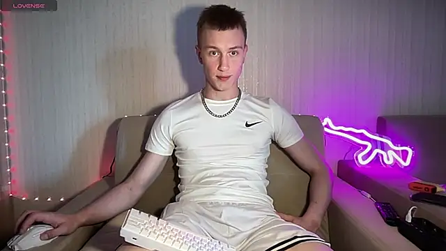 Snapshot of Travis_Gracile chatting on June 18, 8:57 am Travis Gracile online show from June 18, 8:57 am