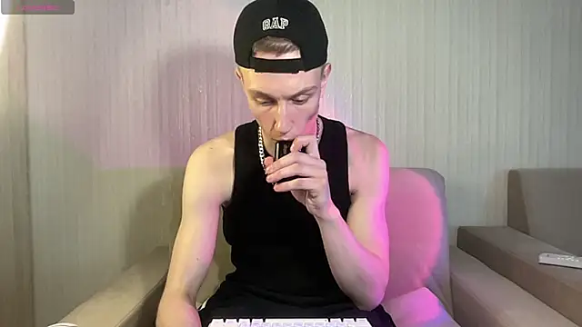 Travis Gracile online show from April 26, 9:28 am