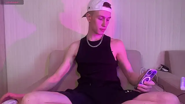 Travis Gracile online show from April 19, 9:32 am