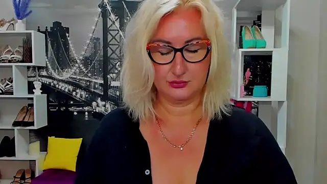 DianaFrances online show from May 22, 10:02 am