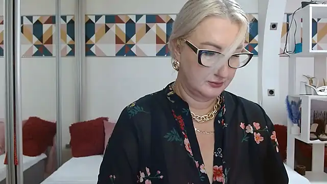 DianaFrances online show from July 25, 12:33 pm