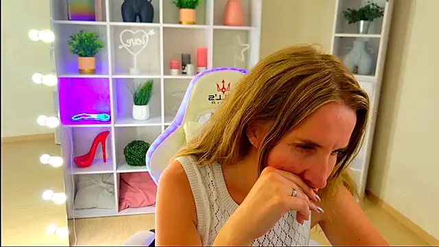 Snapshot of MollyLoll chatting on July 1, 10:59 am MollyLoll online show from July 1, 10:59 am