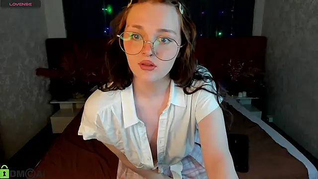 Emilly Hiil online show from April 26, 1:14 am