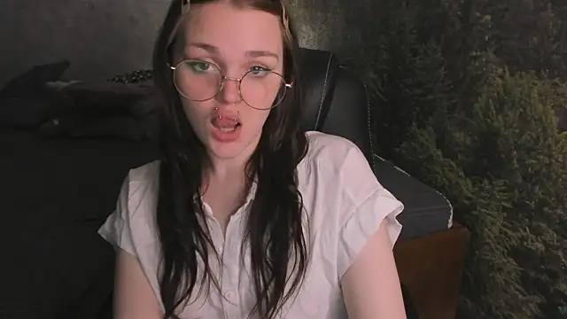 Emilly Hiil online show from May 29, 1:00 am