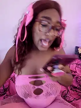 ChocolatCoveredStrawberry online show from April 10, 6:37 pm