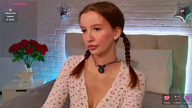 Molly  Quinn online show from June 7, 5:40 pm