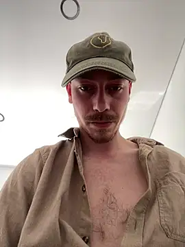 Snapshot of HotMenPortuguese chatting on April 10, 1:40 pm HotMenPortuguese online show from April 10, 1:40 pm