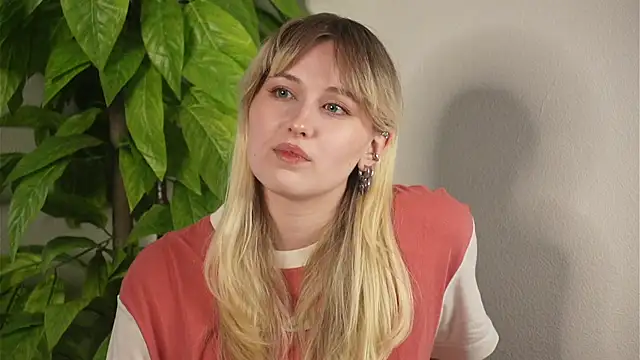 Snapshot of IdaEstel chatting on April 11, 8:29 am IdaEstel online show from April 11, 8:29 am