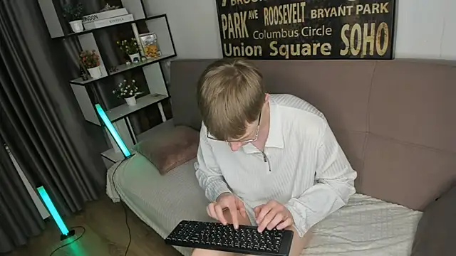 TwinkWhite online show from May 17, 9:04 pm