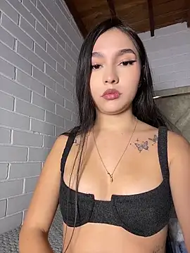 LauKisses online show from April 11, 1:13 am