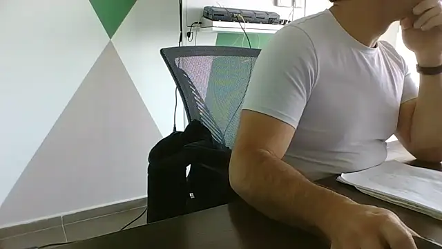 Snapshot of brunosso85ita chatting on April 30, 2:35 pm brunosso85ita online show from April 30, 2:35 pm