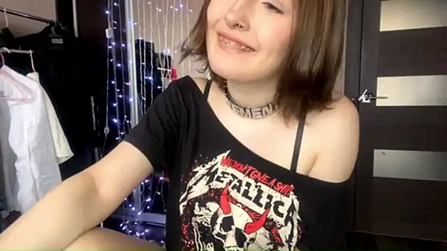 virusDoll online show from April 28, 9:35 am