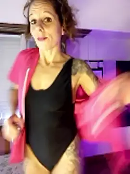 LauKiss online show from April 12, 7:50 pm