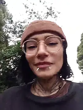 Snapshot of vibre__ chatting on April 14, 8:25 pm vibre online show from April 14, 8:25 pm
