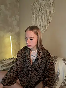 leyaaftermidnight online show from April 15, 10:54 am