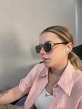 Snapshot of KimEvanss chatting on June 27, 5:13 am KimEvanss online show from June 27, 5:13 am