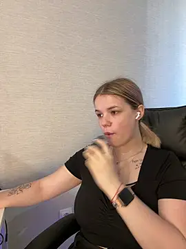 Snapshot of KimEvanss chatting on July 4, 5:03 am KimEvanss online show from July 4, 5:03 am