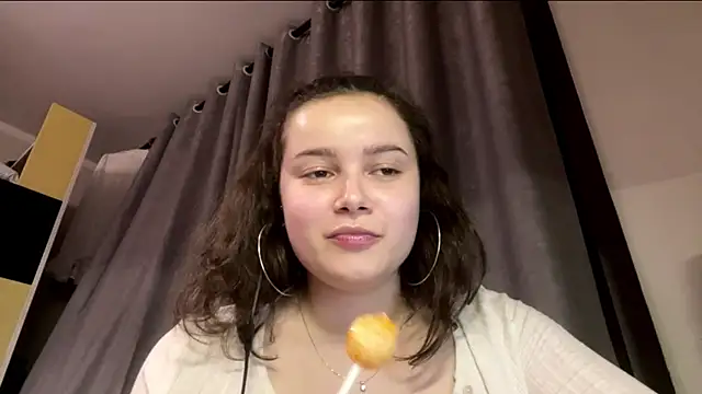 LonnaVandal online show from April 16, 9:39 pm