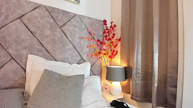 shaliny  online show from April 16, 9:39 pm