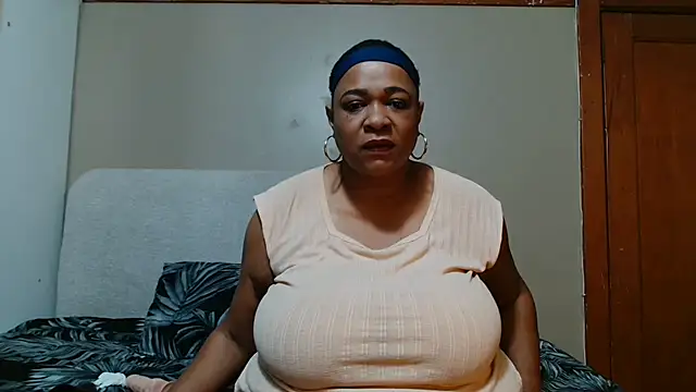 BUSTYQUEEN56  online show from June 20, 7:08 pm
