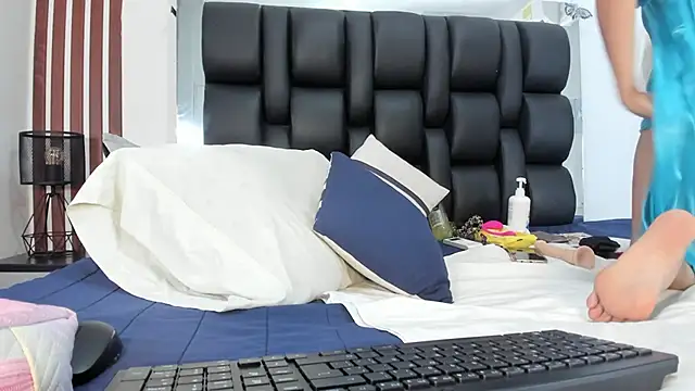 Snapshot of MILF_AURORA chatting on May 27, 7:54 pm MILF AURORA online show from May 27, 7:54 pm