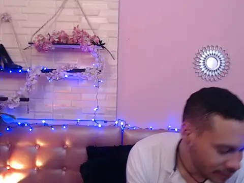 Aronandmoli69 online show from April 15, 11:49 am