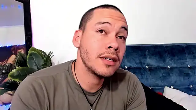 Snapshot of Aronandmoli69 chatting on June 22, 1:44 am Aronandmoli69 online show from June 22, 1:44 am