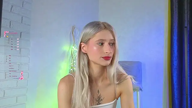 Snapshot of LuxuryBarbie chatting on July 4, 7:15 am LuxuryBarbie online show from July 4, 7:15 am