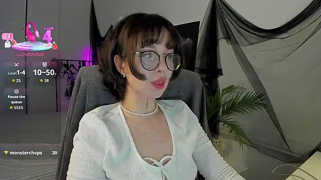 Snapshot of RisoSweet chatting on May 24, 8:31 pm RisoSweet online show from May 24, 8:31 pm