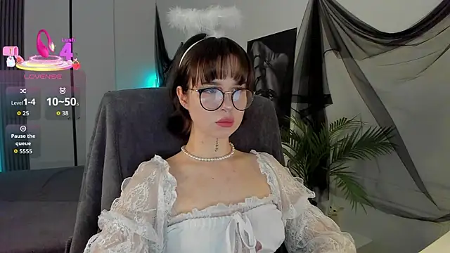 Snapshot of RisoSweet chatting on May 26, 8:29 pm RisoSweet online show from May 26, 8:29 pm