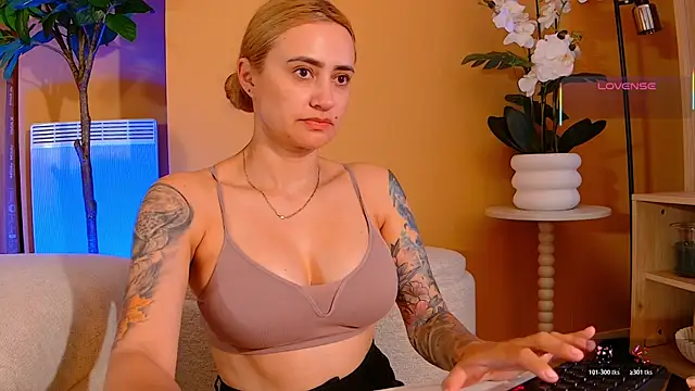 pennyyy  online show from May 30, 9:42 pm
