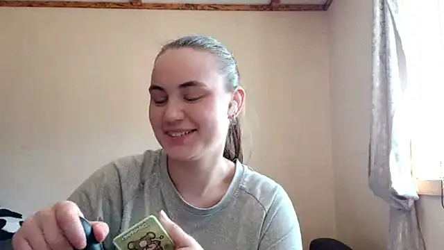 Snapshot of RoxanneStuard chatting on April 25, 7:11 am RoxanneStuard online show from April 25, 7:11 am