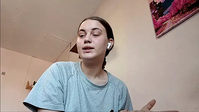 Snapshot of RoxanneStuard chatting on April 18, 9:00 am RoxanneStuard online show from April 18, 9:00 am