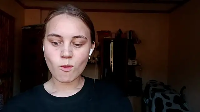 Snapshot of RoxanneStuard chatting on April 22, 12:01 pm RoxanneStuard online show from April 22, 12:01 pm