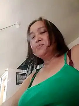 Snapshot of jeanyummytits chatting on June 12, 11:24 pm jeanyummytits online show from June 12, 11:24 pm