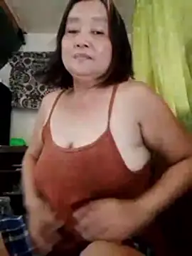Snapshot of jeanyummytits chatting on June 2, 12:43 am jeanyummytits online show from June 2, 12:43 am