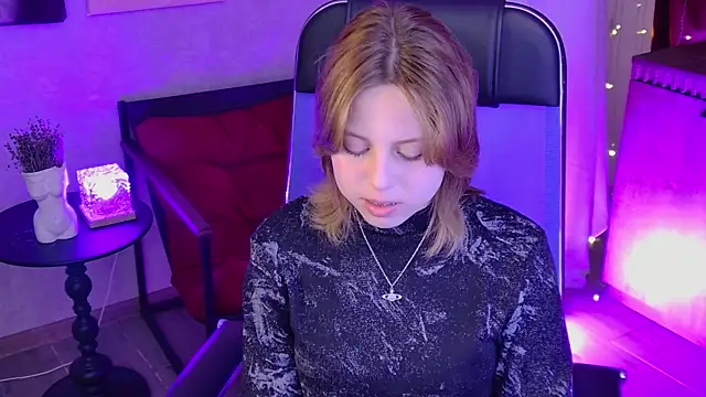 Snapshot of VivienneHebert chatting on July 17, 9:39 am VivienneHebert online show from July 17, 9:39 am