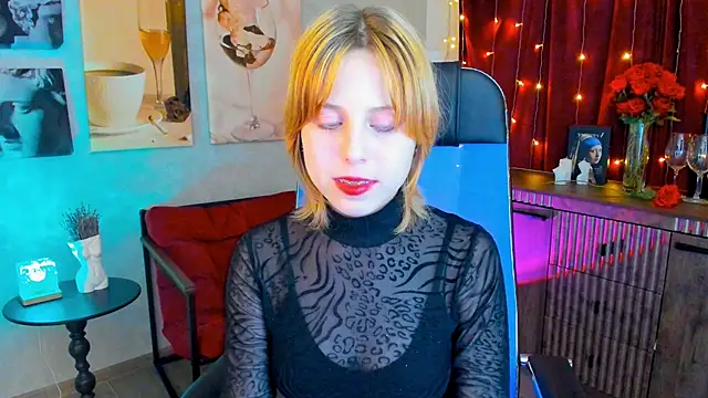 VivienneHebert online show from April 29, 9:57 am