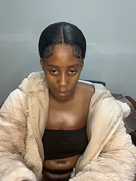 Snapshot of petite_bee chatting on July 6, 2:18 am petite bee online show from July 6, 2:18 am
