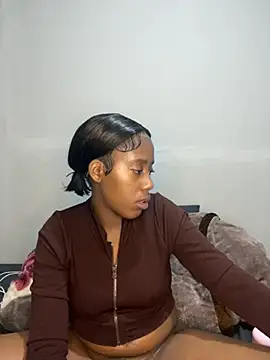 Snapshot of petite_bee chatting on July 7, 4:26 am petite bee online show from July 7, 4:26 am