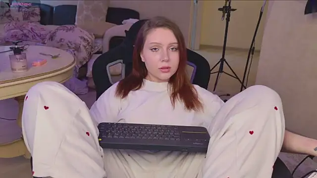 YouHoldMee online show from May 10, 5:44 am