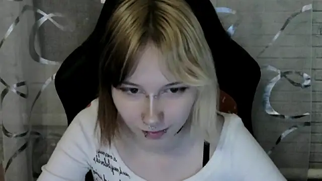 Snapshot of Vi_Nika chatting on April 19, 6:10 pm Vi Nika online show from April 19, 6:10 pm