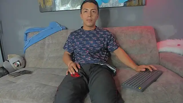 LeoVargasHot online show from April 18, 1:19 am