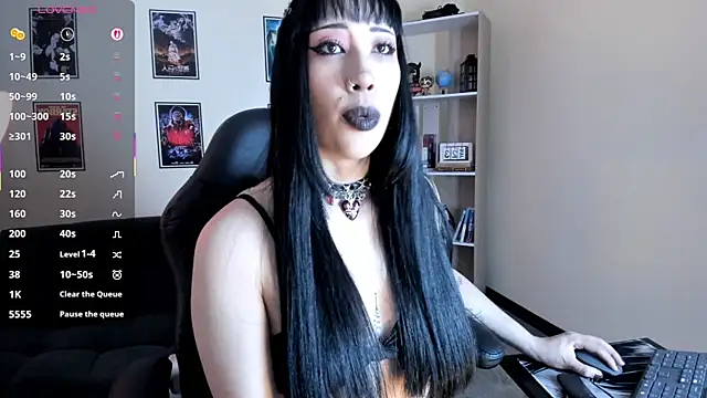 Snapshot of Ravenelle_ chatting on June 7, 7:08 pm Ravenelle online show from June 7, 7:08 pm