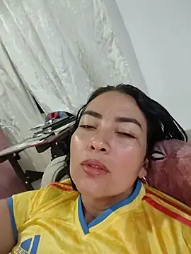 Snapshot of LuluDream chatting on June 14, 2:24 am LuluDream online show from June 14, 2:24 am