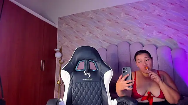 cellycanela  online show from May 16, 1:48 am