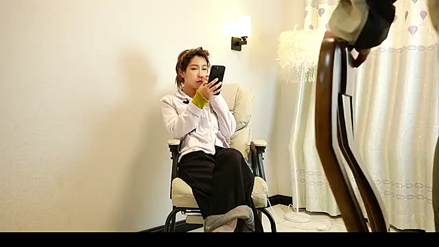 Mia--11 online show from April 13, 1:37 pm