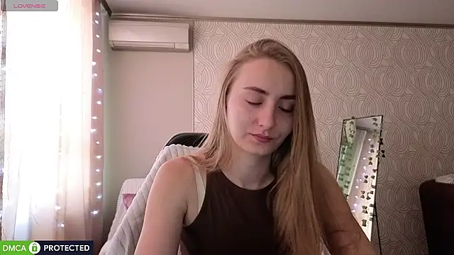 Snapshot of Your_Emily25 chatting on July 10, 1:05 am Your Emily25 online show from July 10, 1:05 am